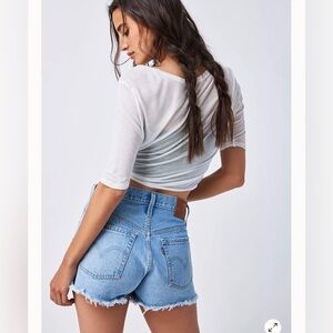 New Levi's 501 shorts high rise , fit it through the Hip